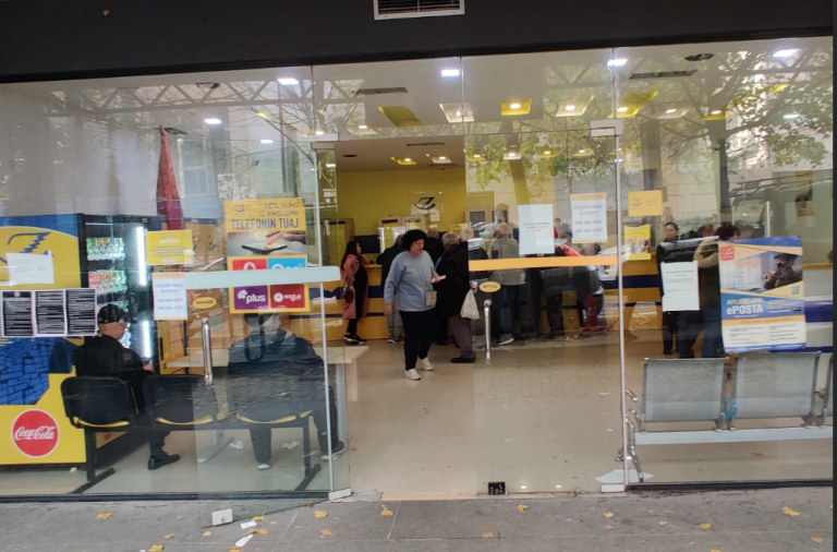 Pensionistët mund të hapin llogari falas në bankë, por jo me detyrim