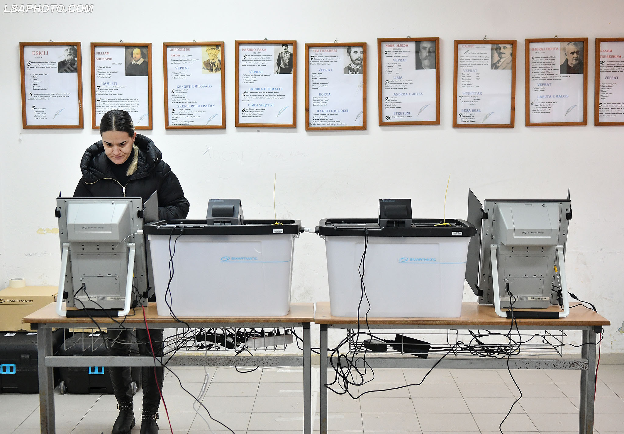 Nje grua duke votuar ne menyre elektronike, ne mjediset nje shkolle ne Vore, per zgjedhjet e pjesshme vendore 2022