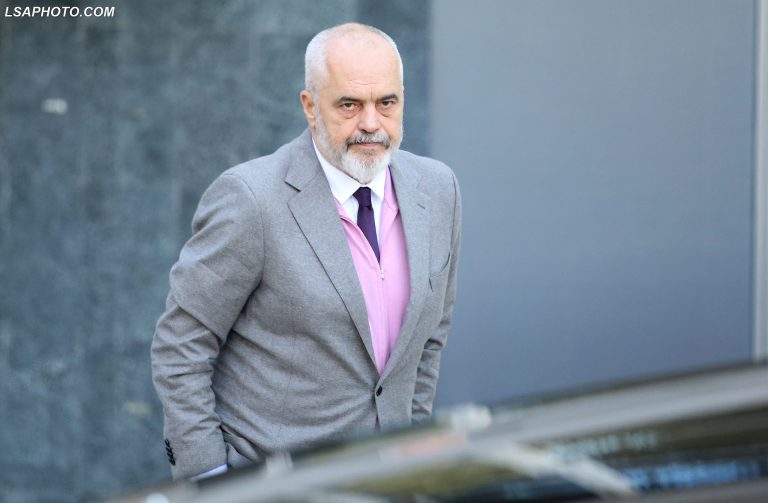 21 dorëheqje në një ditë/ A mund ta ristrukturojë kryeministri një bashki?!