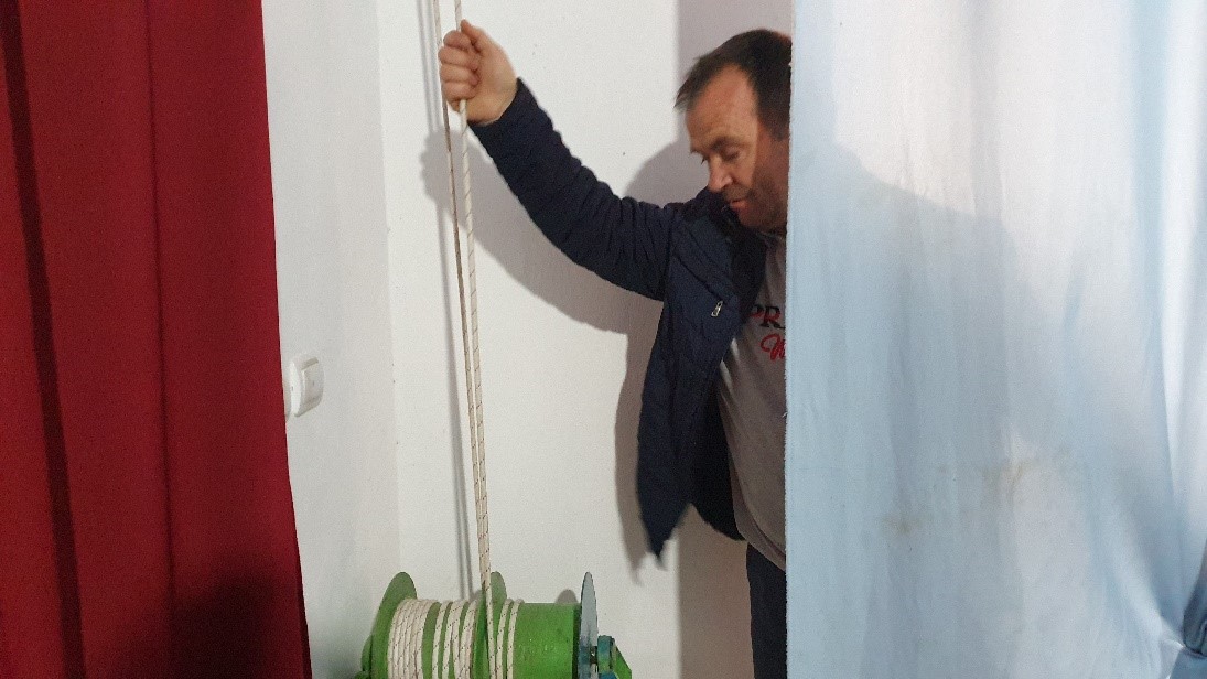 Hazir Halilaj duke u kujdesur për sallën e aktiviteteve në Shtëpinë e Kulturës, Bicaj