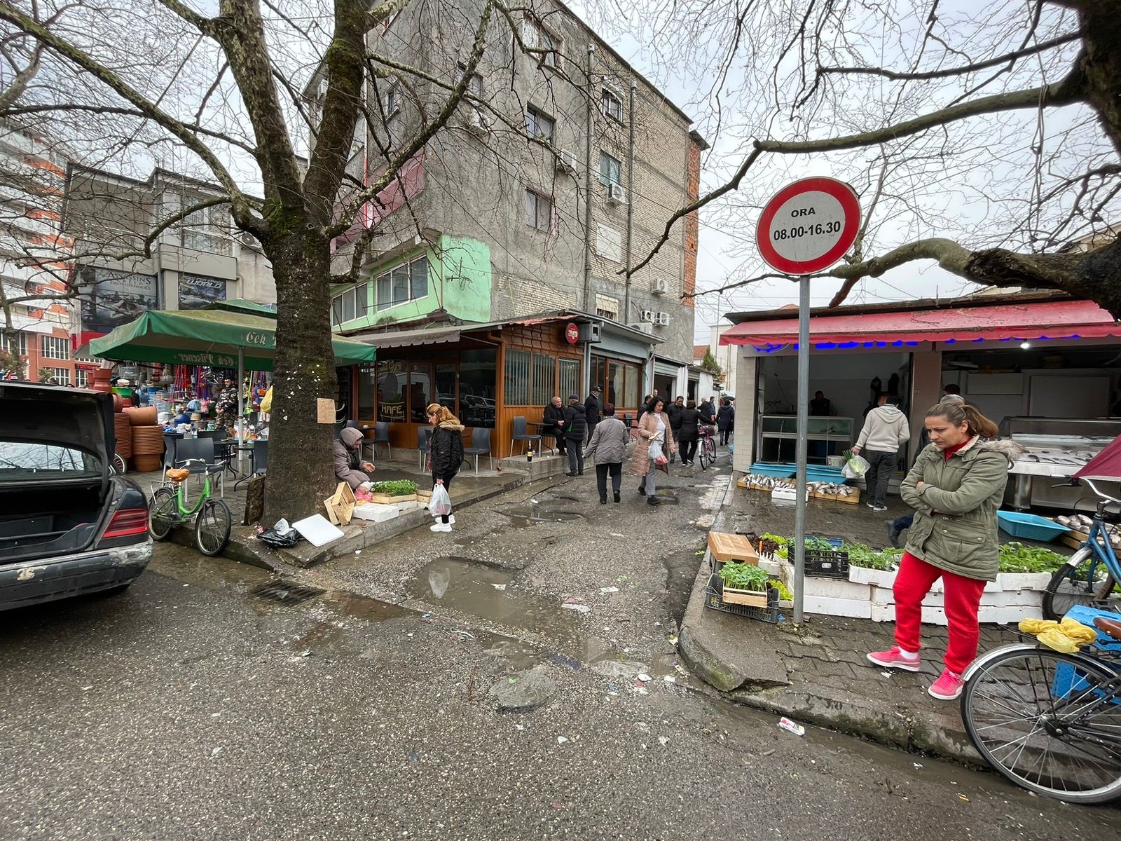 Tregtarë ambulantë që kanë mbushur trotuaret në Shkodër, mars 2023