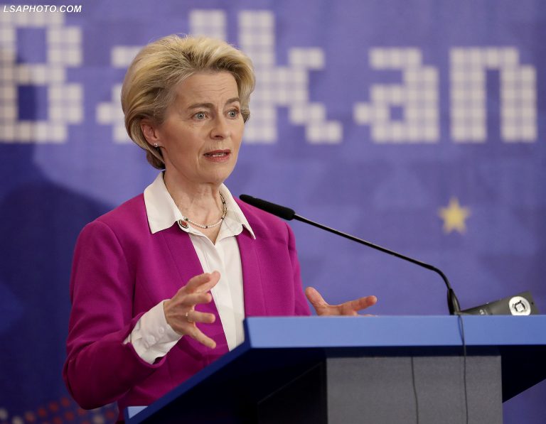I manipuluar takimi i Ursula von der Leyen me Baba Mondin gjatë vizitës në Tiranë I manipuluar takimi i Ursula von der Leyen me Baba Mondin gjatë vizitës në Tiranë