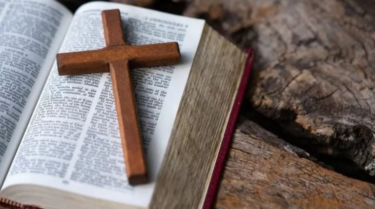 Mësimi i Biblës në shkollë jo i detyruar dhe ende një projekt
