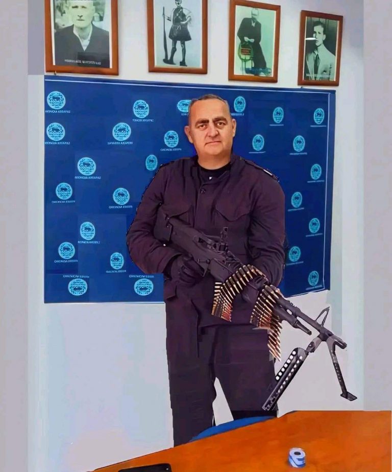 E manipuluar foto me armë e kandidatit për bashkinë Himarë