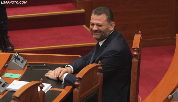 Tom-Doshi-ne-parlament-faktoje