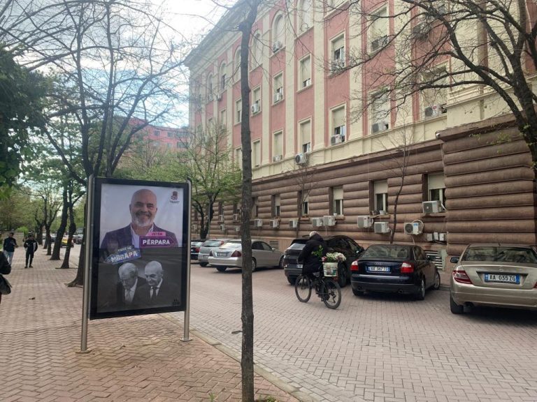 Partitë politike nuk i hoqën të gjithë posterat që nuk zbatojnë Kodin Zgjedhor