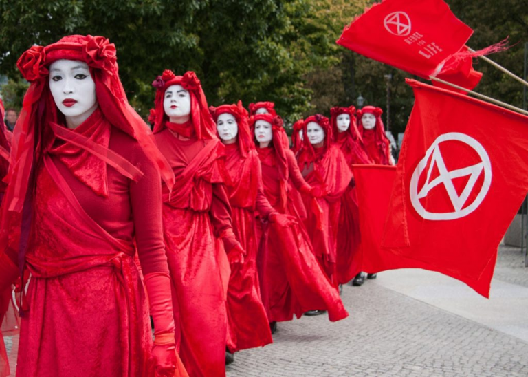 Protesta e ambjentalistëve në Londër asnjë lidhje me ritualet sataniste