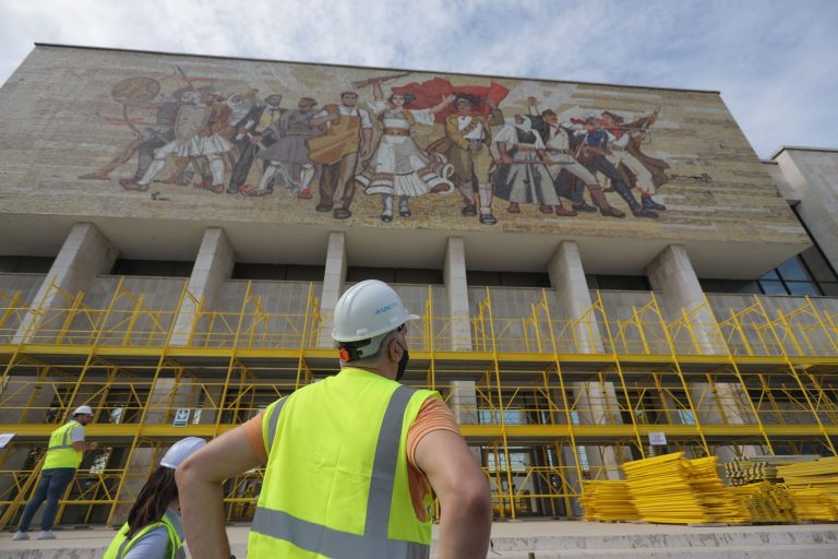 Simbolet komuniste të mozaikut mbi muze u hoqën 30 vite përpara restaurimit