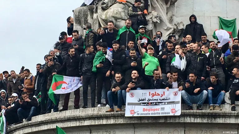 Festimet e algjerianëve në 2019 “shiten” në rrjet si pamje të protestave ndaj policisë