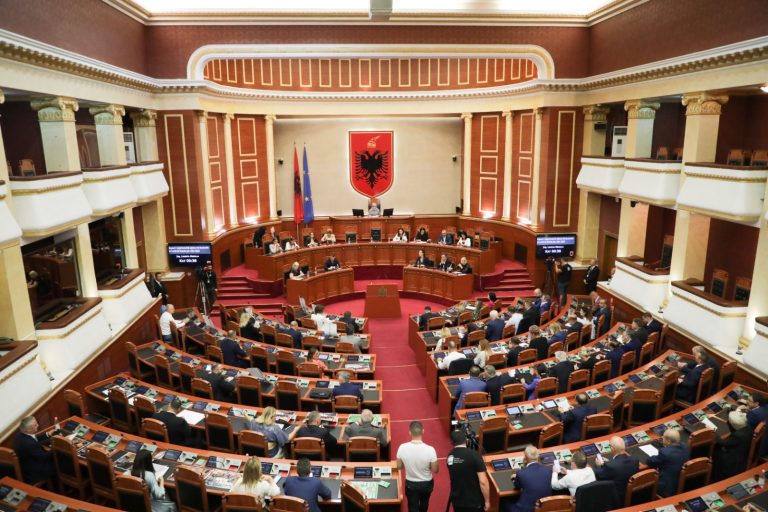 Seanca e tensionuar në parlament i përket një viti më parë