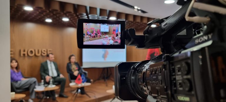 ‘Në Shqipëri gratë “dhunohen” dhe nga mediat’