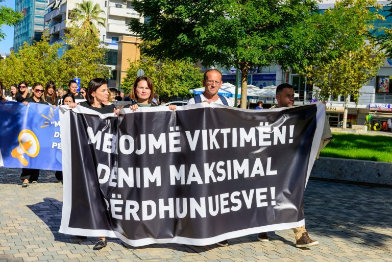 “Mbrojmë viktimën!”: Protestë në Vlorë në mbështetje të të mbijetuarës së abuzimit seksual