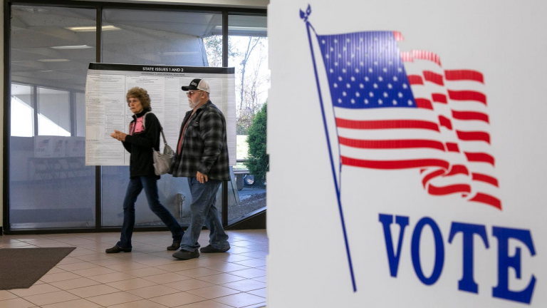 E keqinterpretuar video e “mbushjes” së kutive të votimit në ShBA