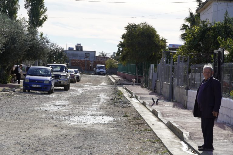 Libofsha – Bashkia prish rrugën e banorëve për të xhiruar video elektorale