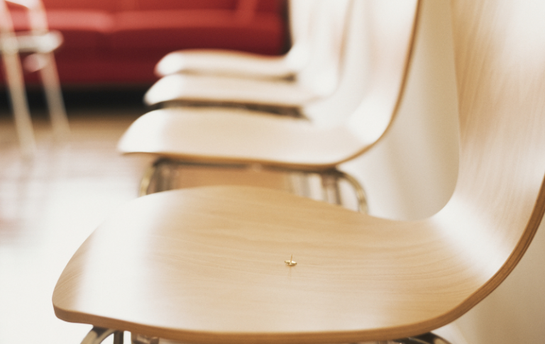 Video e nxënësit që godet mësuesen me karrige nuk është filmuar në shkollat në Shqipëri