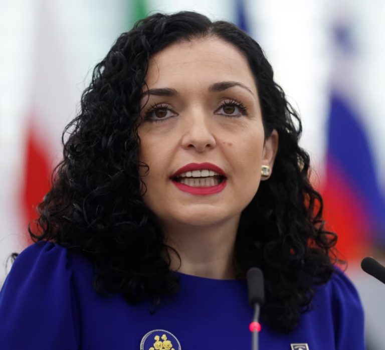 A i largoi Vjosa Osmani vajzat nga shkolla publike për shkak të banjos? 