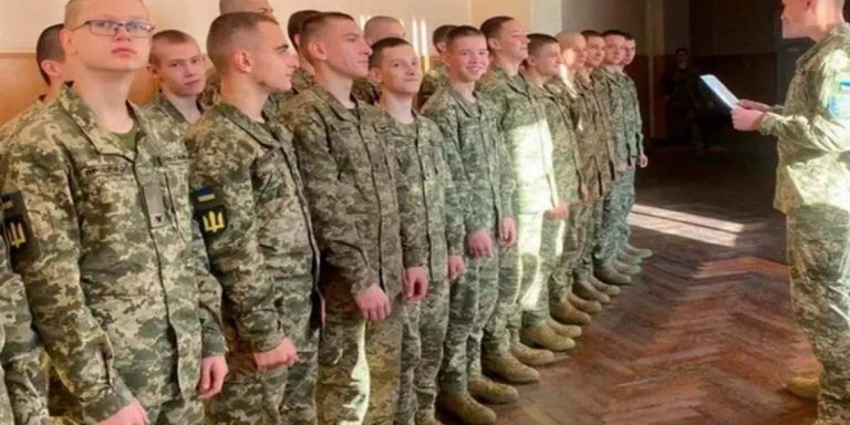 Ukraina nuk ka ulur moshën e shërbimit ushtarak për të rekrutuar të miturit