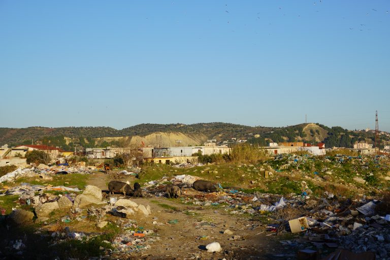 Vlora, qyteti ku mbetjet digjen në qiell të hapur