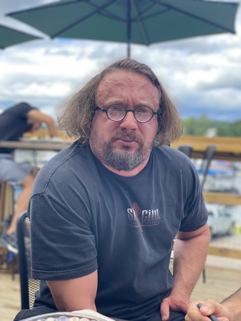 Rrengu i komedianit nxit teoritë konspirative mbi tunelin e rrëmbimit të fëmijëve nën sinagogën e New York