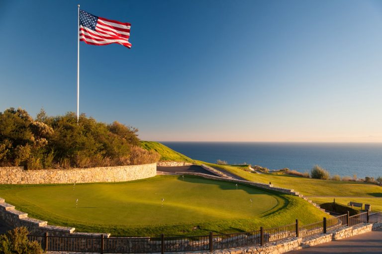 Gjyqi i Trump për shtizën e flamurit vishet online me nota patriotike
