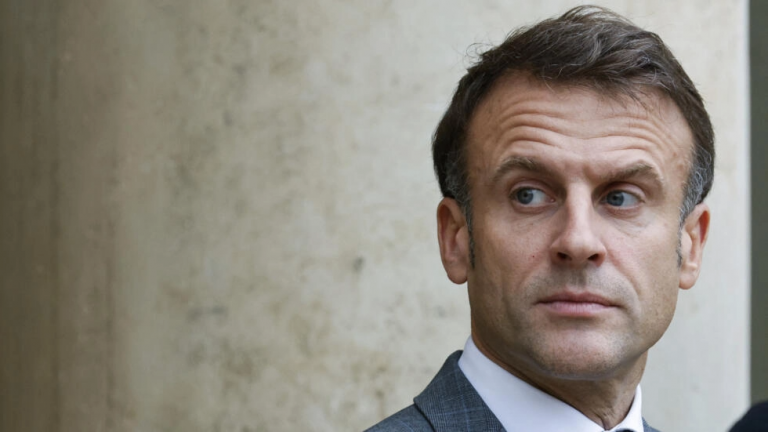 E ricikluar karikatura përpara kullës Eifel kundër presidentit Macron E ricikluar karikatura përpara kullës Eifel kundër presidentit Macron