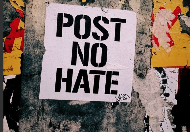 Të rinjtë rrezikojnë keqformim të identitetit nga ndikimi i rrjeteve sociale