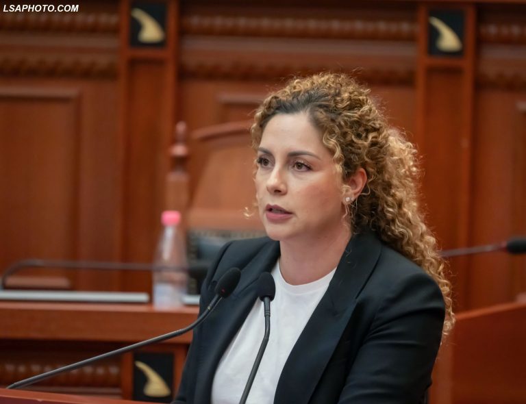 Tre orë debat për mandatin e Olta Xhaçkës