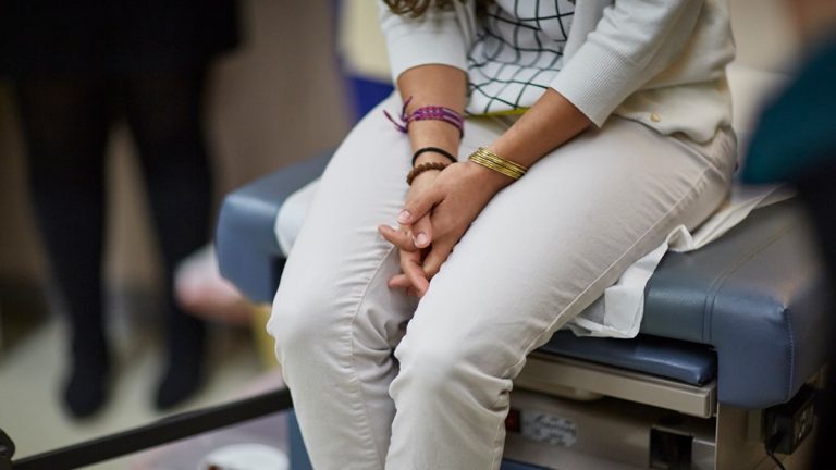 Adoleshentet mund të kryejnë abort, por me pëlqimin e prindërve