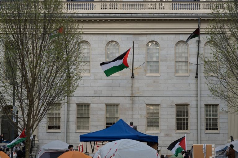 Studentët e Harvardit nuk zëvendësuan flamurin amerikan me atë palestinez