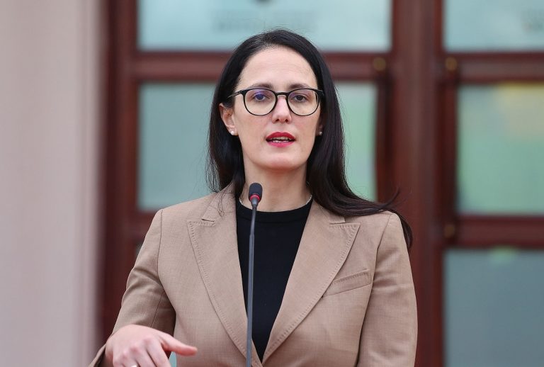 Gjysmë e vërteta e Delina Ibrahimajt për incidentin e bashkëshortit Gjysmë e vërteta e Delina Ibrahimajt për incidentin e bashkëshortit