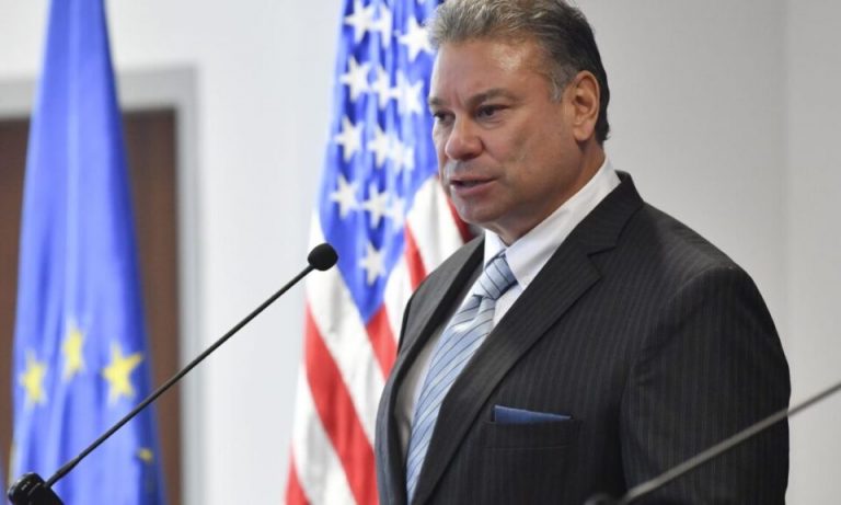 I dërguari i posaçëm Escobar nuk u shkarkua për konfliktin e interesit