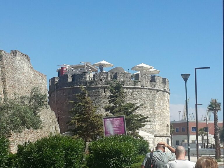 Nudisti që tronditi rrjetin nuk është një turist i pacipë i huaj