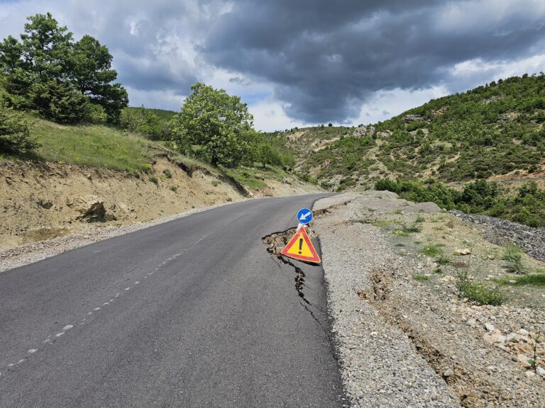 Shkelen afatet për rrugën Ersekë-Leskovik 