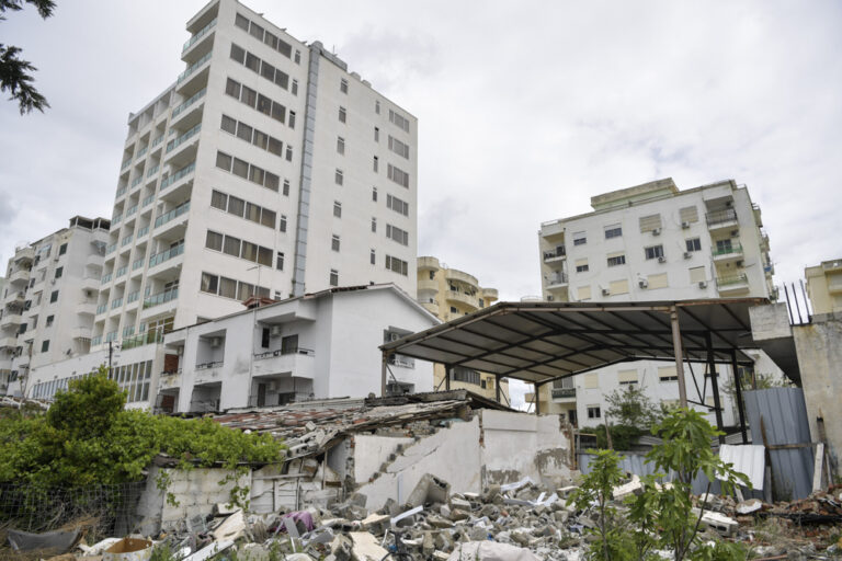 Kur do të pastrohen grumbujt e inerteve nga tërmeti i 2019-s në Durrës?