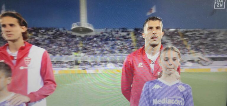 Mesazhi nga vajza në nisjen e ndeshjes, jo për Shqipërinë