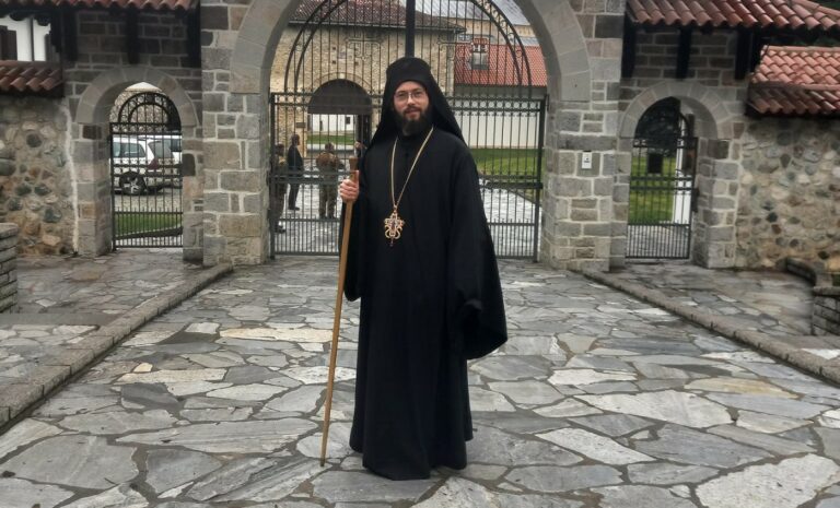 “Kleriku” që provokon me incidente në Shqipëri, Kosovë dhe Serbi