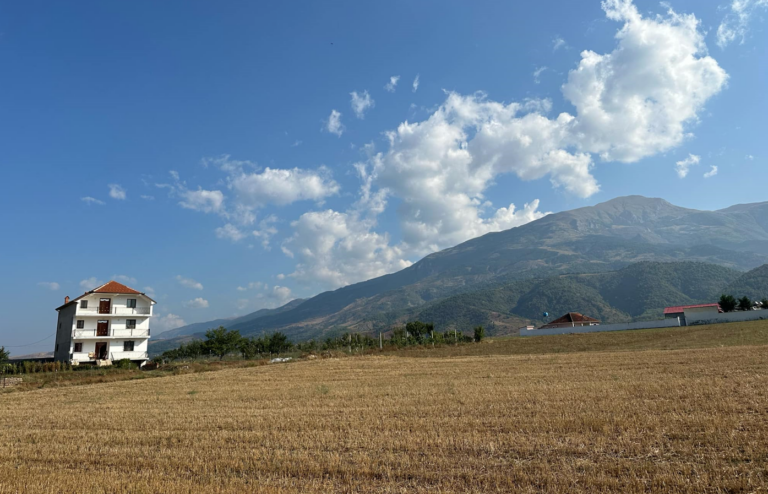 Fermerët në Maqellarë pa ujë për vaditjen e tokave
