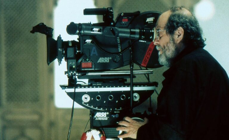 Regjisori Kubrick nuk pranoi se inskenoi misionet e NASA në Hënë Regjisori Kubrick nuk pranoi se inskenoi misionet e NASA në Hënë