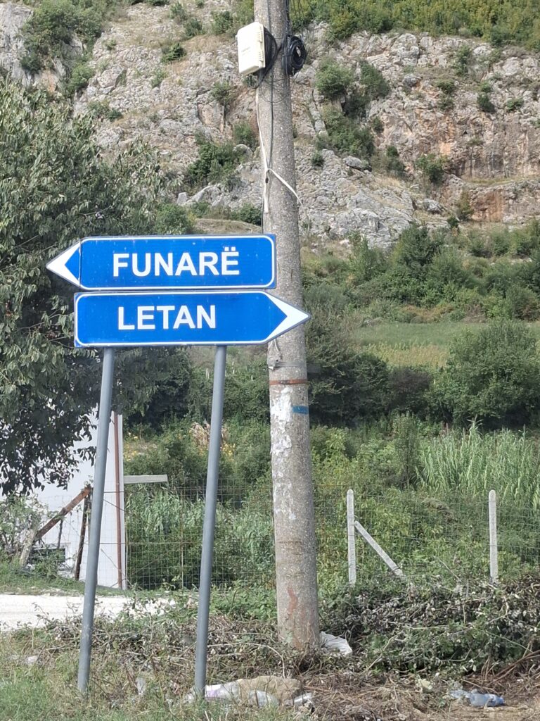 Elbasan, rruga e arnuar drejt fshatit Funar Elbasan, rruga e arnuar drejt fshatit Funar