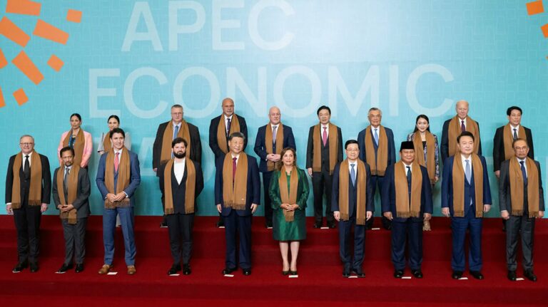 Presidenti Biden në rreshtin e dytë të fotos së APEC për shkak të alfabetit