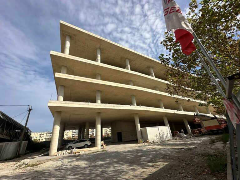 Durrës, parkingu publik nuk është ende gati