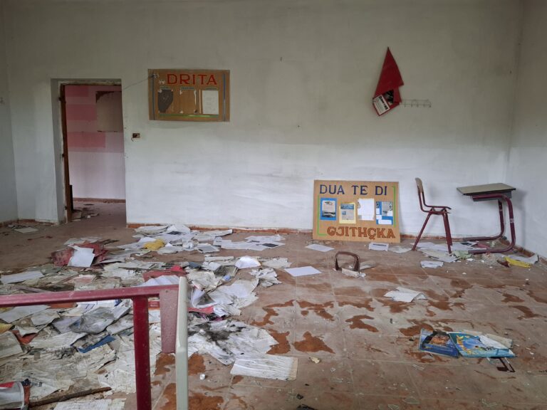 Premtimi i pambajtur për rindërtimin e dy shkollave në Elbasan