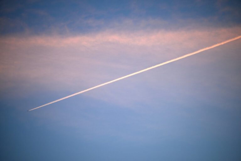 Tymnaja nga ky avion në riparim nuk provon spërkatjet nga qielli Tymnaja nga ky avion në riparim nuk provon spërkatjet nga qielli