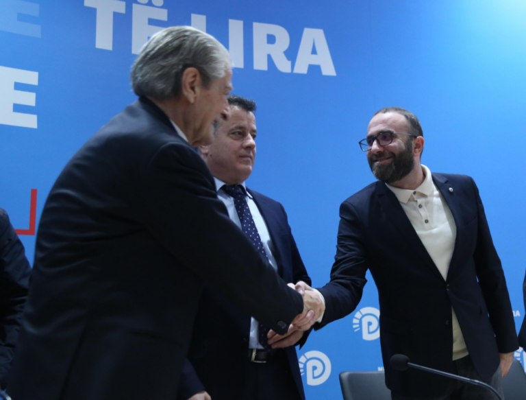 Gazment Bardhi nuk u arrestua brenda dhjetorit siç u pretendua, ai hodhi vallen për Sali Berishën Gazment Bardhi nuk u arrestua brenda dhjetorit siç u pretendua, ai hodhi vallen për Sali Berishën