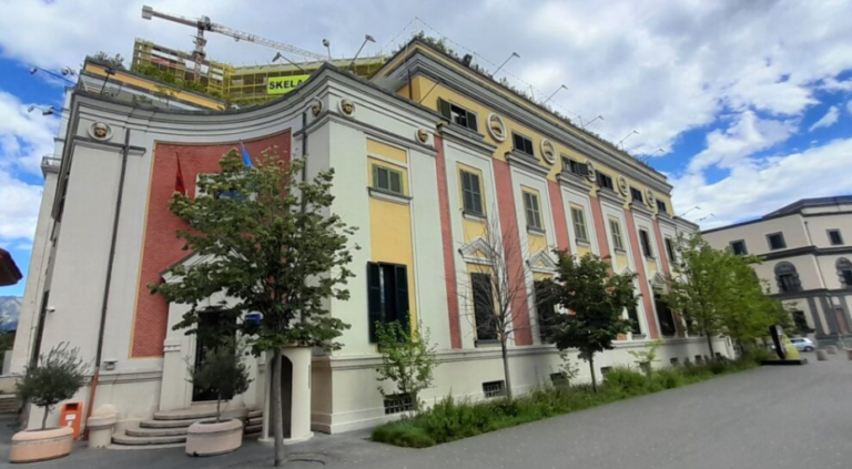 Erion Veliaj një hap larg shkarkimit