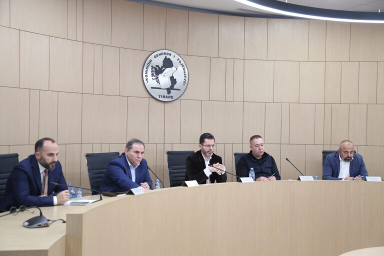 KAS rrëzon KQZ: Paketa e Maleve të miratohet nga Kuvendi, nuk ndikon tek zgjedhjet   