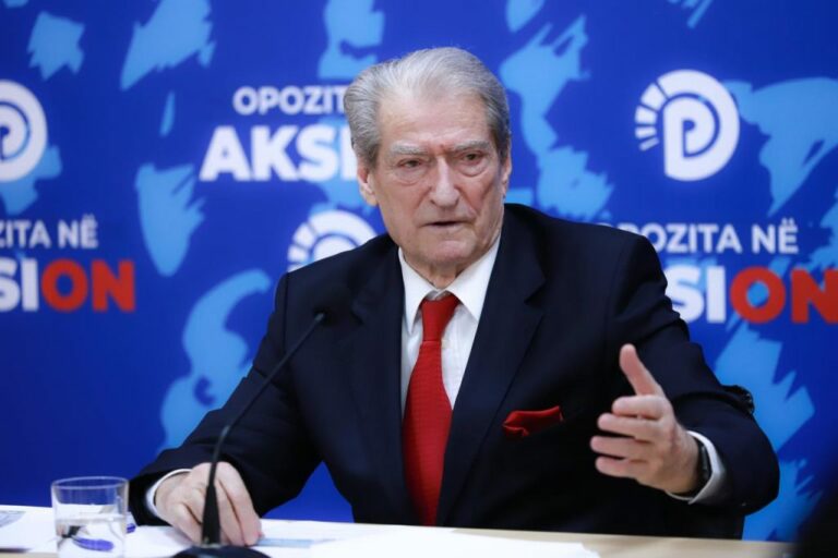 E keqintepretuar video e Berishës që “humb rrugën” në skenë