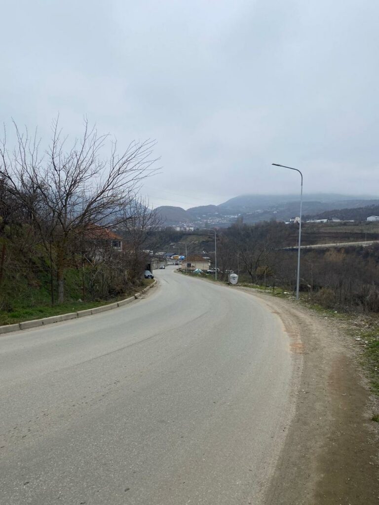 Mungesa e sinjalistikës rrugore në Peshkopi