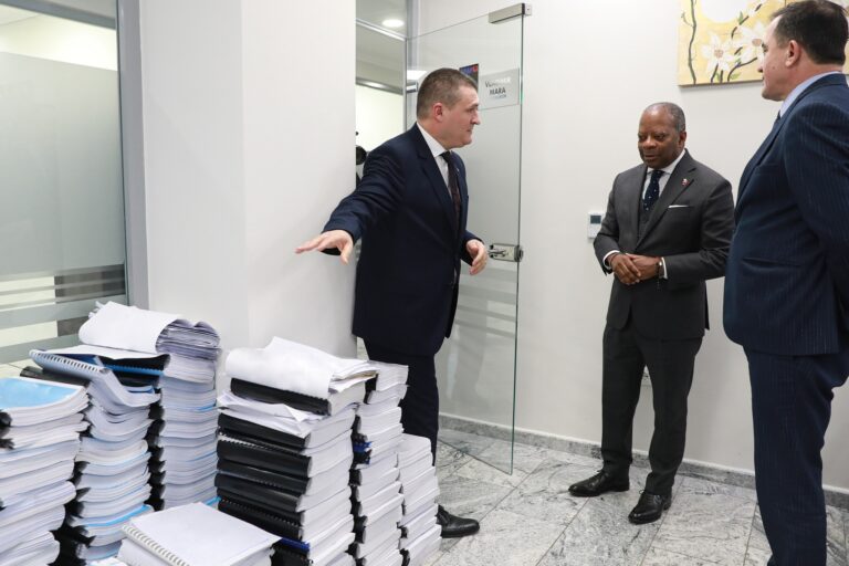 Urdhri i Trump, SPAK s’preket financiarisht, por çfarë ndodh me mbështetjen politike?