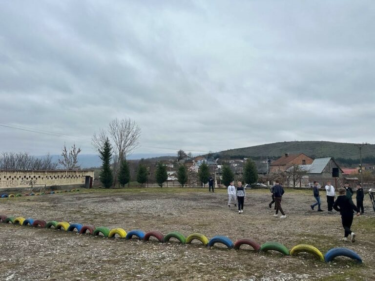 Gjimnazi “Dine Hoxha” në Muhurr pa palestër